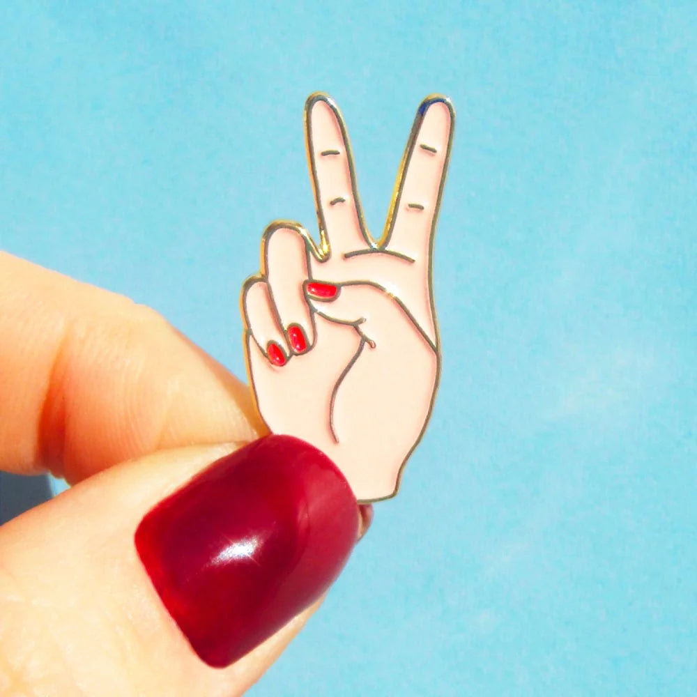 Emaille Pin ''Peace Out - Weiß''